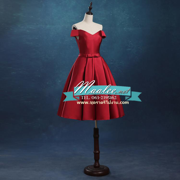 พร้อมเช่า ชุดราตรีสั้น แบบปาดไหล่ ผ้าไหมดัชเชส แต่งโบว์ช่วงเอว สีไวน์แดง (เชือกผูกหลัง)