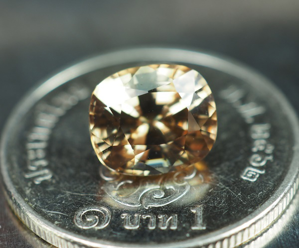 เพทายกัมพูชา 2.85 กะรัตสีน้ำตาลอ่อนปนเหลือง