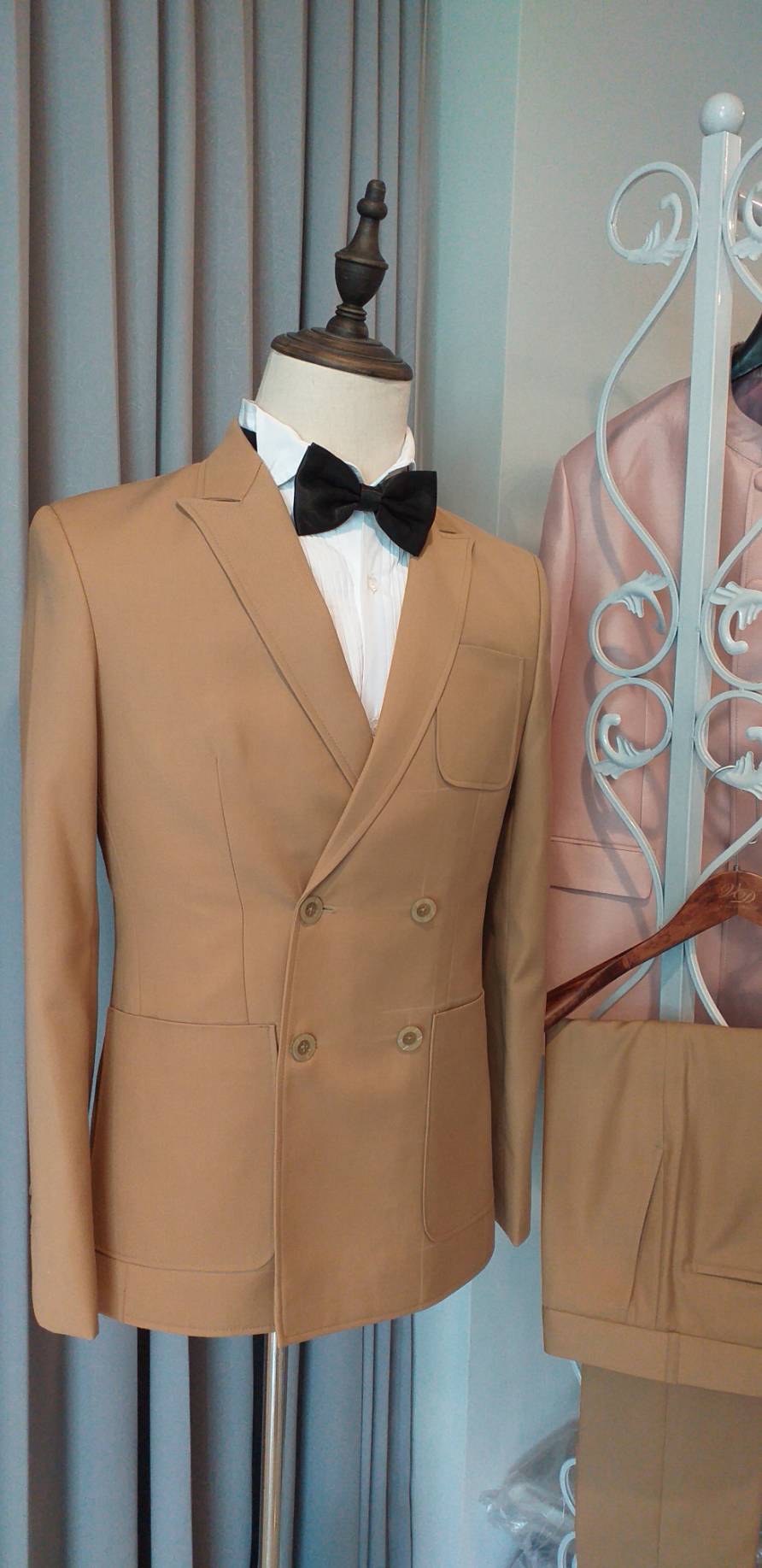 พร้อมเช่า ชุดสูทชาย สีน้ำตาลทอง กระดุม 2 แถว