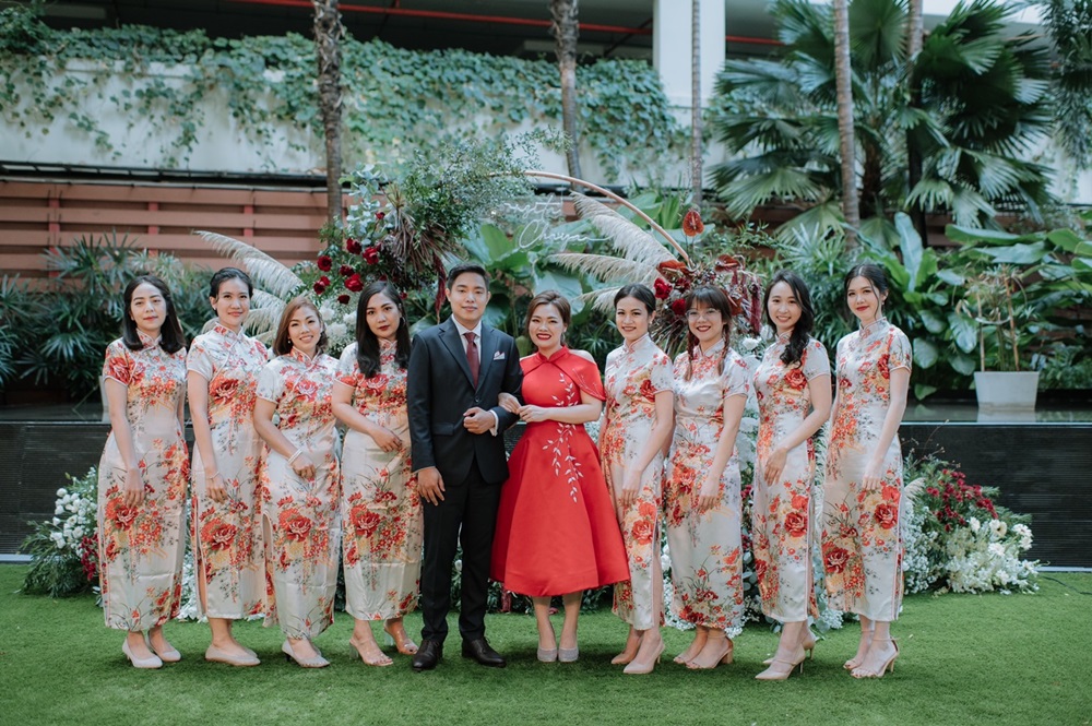 พร้อมเช่า กี่เพ้า สีขาว แขนสั้น ลายดอกไม้ ผ่าข้าง ตัดเย็บอย่างดี