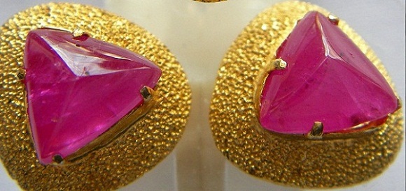 ทับทิมพม่า ชุดแหวน+ต่างหู สามเหลี่ยมทรงเรือใบ เนื้อแก้วชมพูแดงสวยกระทัดรัด ขนาดแหวน0.95x0.78x0.29มม. ขนาดต่างหู0.73x0.75มม.นน.4.24ct. โทร