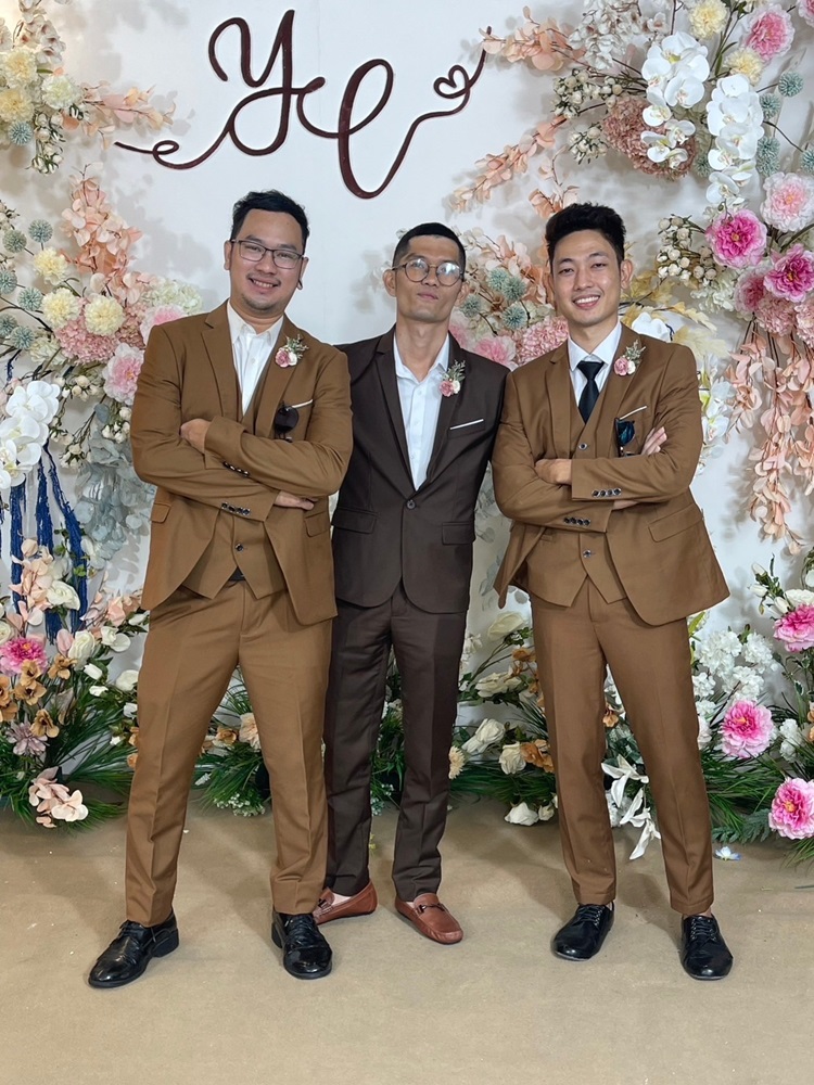 พร้อมเช่า ชุดสูทชาย สีน้ำตาล คลาสสิก รุ่นกระดุมเดียว (พร้อมเสื้อกั๊ก)