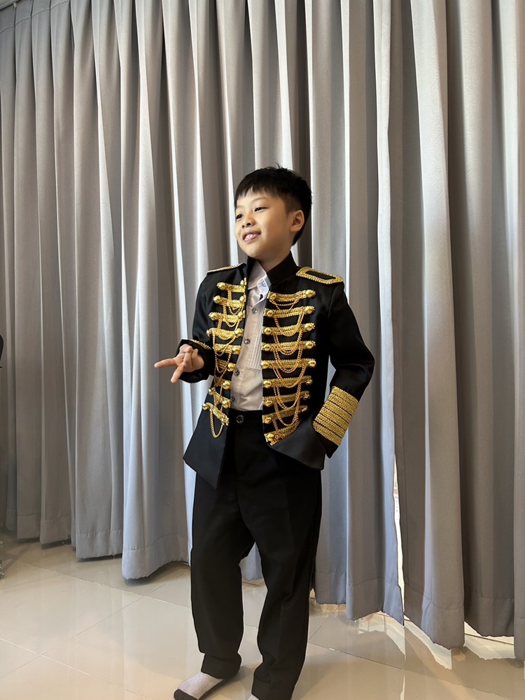 พร้อมเช่า ชุดสูทเด็กชาย สีดำพู่ประดับทอง เครื่องแบบทหารสไตล์ยุโรป (ไซส์ 140,150)
