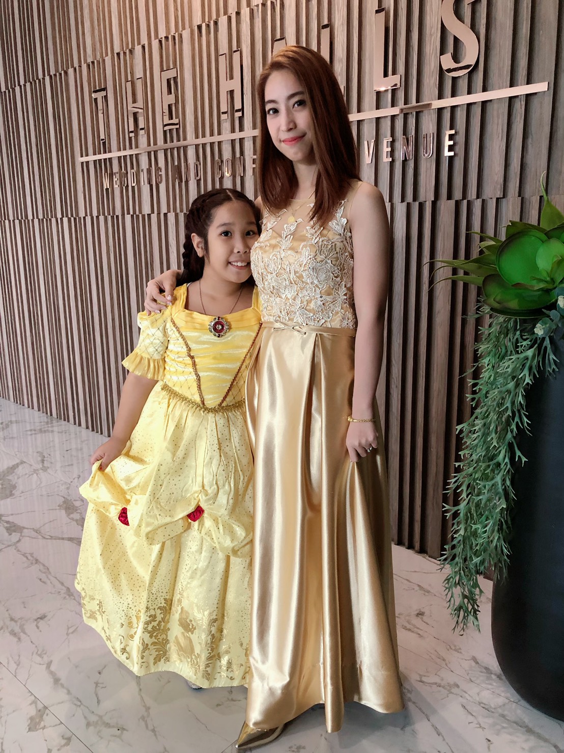 พร้อมเช่า ชุดราตรียาว สีทอง ปักลูกไม้ ด้านหลังเป็นแบบซีทรู กระโปรงผ้าซาติน