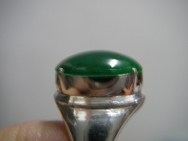 ชุดหยกพม่า jadeite แหวน + ต่างหู แหวนเนื้อเทียนแก้ว เขียวเข้ม ต่างหูเนื้อเทียน เขียวเข้ม ขนาด 8. x 9.8 x 3.8 mm.ประมาณ 5.22 ct. ราคาโทรถาม