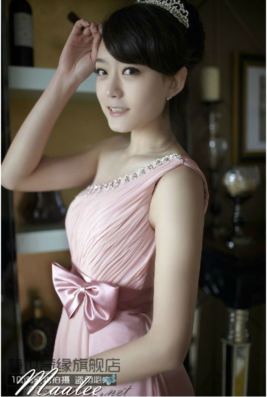 พร้อมเช่า ชุดราตรียาว สีชมพู Pastel สวยหวาน ไหล่เดียว จับเดรป แต่งโบว์ผ้าซาติน