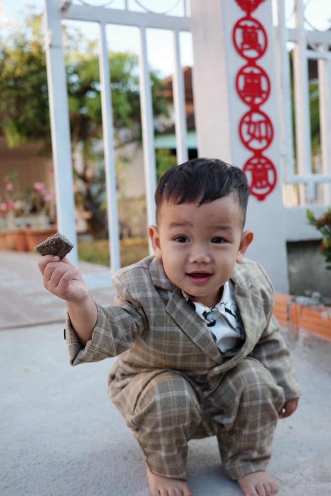 พร้อมเช่า ชุดสูทเด็กชาย สีกากีลายตาราง ** พร้อมเช่าไซส์ 100 , 110 , 120,130,140,150 **