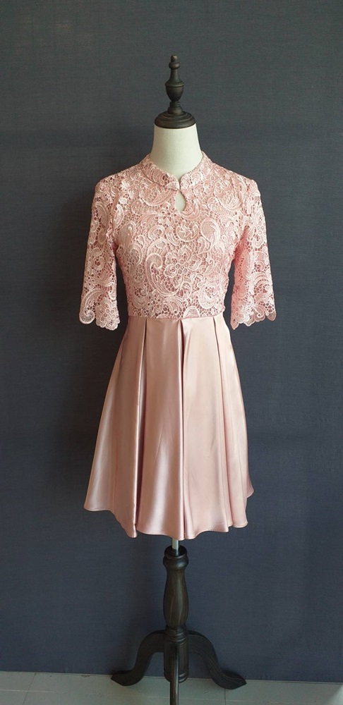 พร้อมเช่า ชุดราตรีสั้น สีโรสโกลด์ ลูกไม้ คอจีนแขนสามส่วน