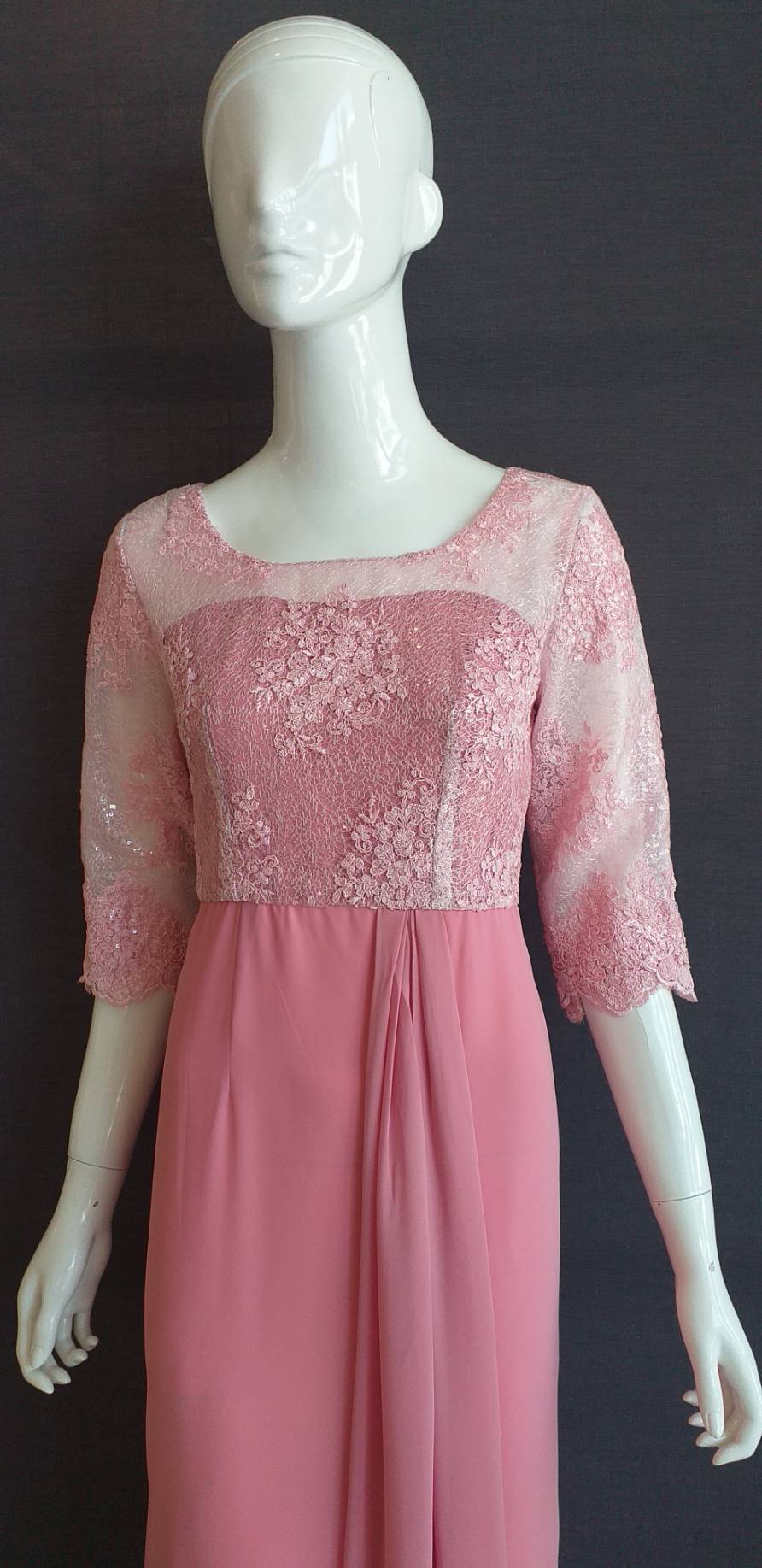 พร้อมเช่า ชุดไทยคุณแม่ เดรสเสื้อลูกไม้ เดรสยาว เรียบหรู สีกลีบบัว