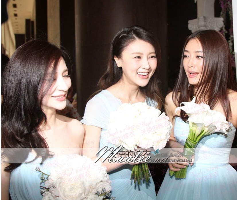 พร้อมเช่า ชุดเพื่อนเจ้าสาว ผ้าชีฟอง สีฟ้า ชุดเข้ารูปเน้น อกเเอว สะโพก แบบแขนกุกช่วยพรางต้นแขนได้