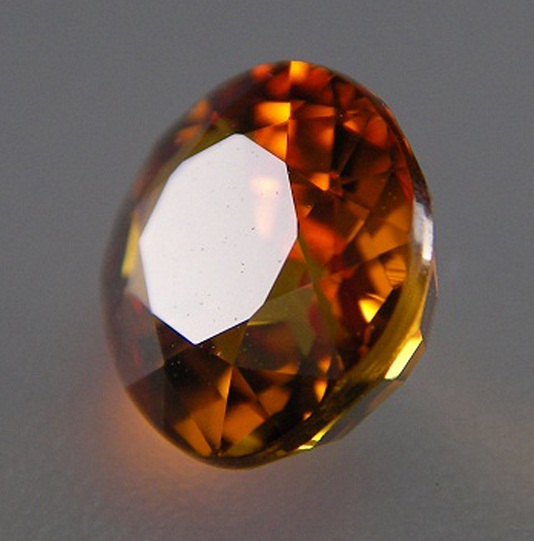 บุษราคัม(Yellow Sapphire)พลอยบางกะจะ เป็นพลอยที่ผ่านการเผาให้ความร้อยอย่างเดียว ไม่ใส่สารใดๆทั้งสิ้น ขนาด7.24x7.68x4.52 mm .นน.2.285 ct.