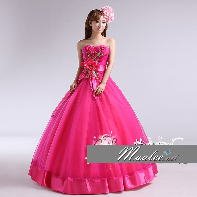 พร้อมเช่า ชุดแฟนซี ชุดราตรี เกาะอก สีชมพู Hot pink แต่งช่อดอกไม้ช่วงหน้าอก