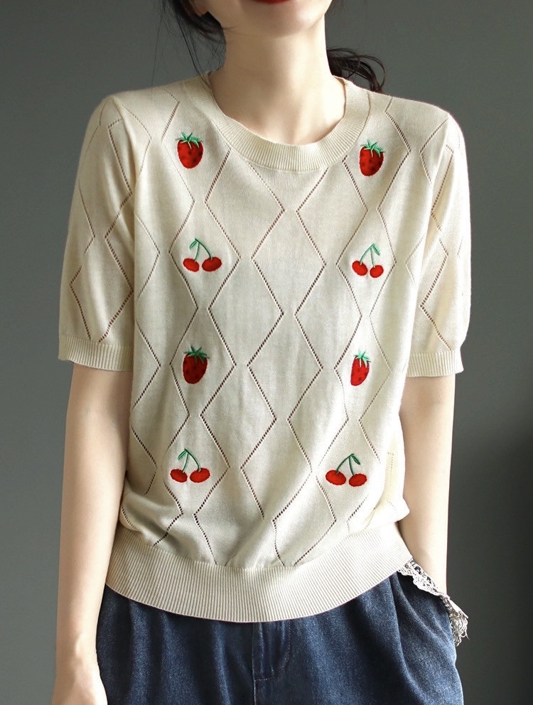 เสื้อยืดไหมพรมบางลายปักสตรอเบอรี่