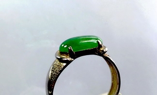 Myanmar Jade หยกพม่า A jadeite เนื้อแก้วสีเขียวสไปรสดใส ทรงหมอน นน. 1.6 ct. ขนาด 5.5x12x3 mm.