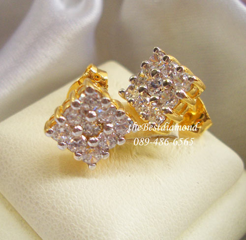 BE307+++ต่างหูเพชร กรอบสี่เหลี่ยมเพชร 9 เม็ด+++รูปแบบเก๋มากๆๆ ใส่ได้ทั้งสี่เหลี่ยมจตุรัสแบบ ตรงๆ หรือ เฉียงก็สวยจ้า เพชรวิ๊งๆๆเลยค่ะ ใส่ติดหู ดูไฮโซ