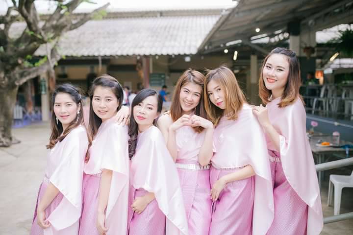 เช่า ชุดไทย ชุดเพื่อนเจ้าสาว ชุดไทยผ้าถุงสีกลีบบัว สไบเรียบสีชมพูอ่อน