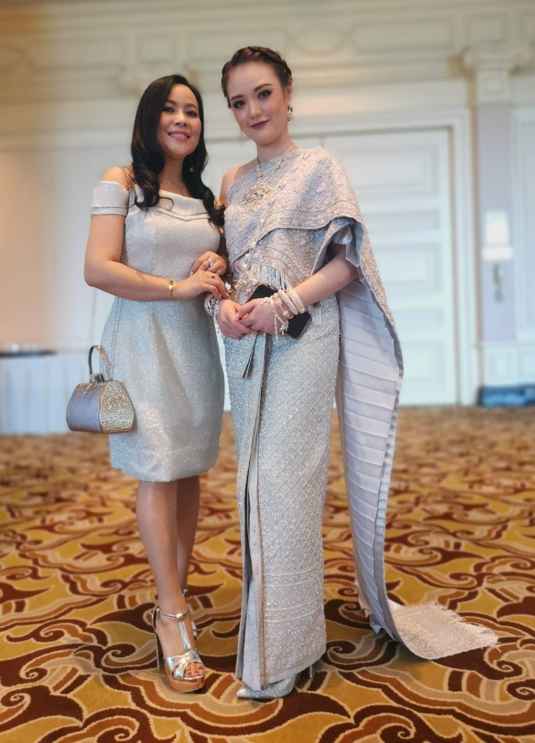 พร้อมเช่า ราตรีสั้น ชุดเดรส ชุดออกงาน เนื้อผ้า glitter ชิมเมอร์ อกพับหัวใจสองชั้น สีเงิน