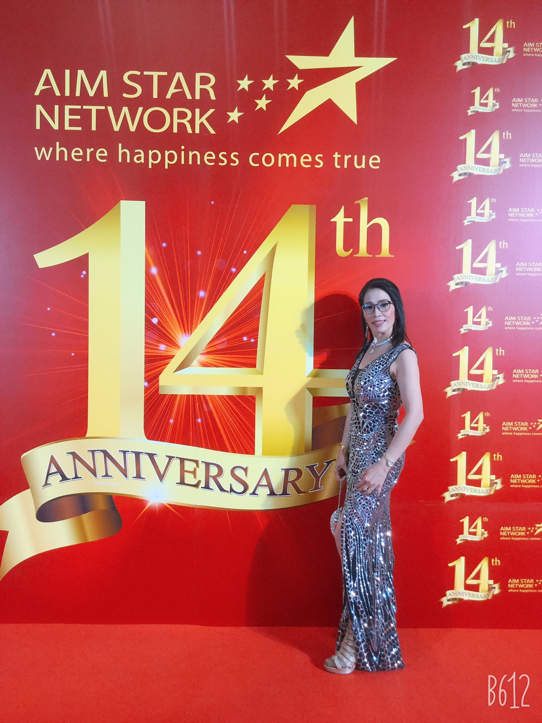 พร้อมเช่า ชุดราตรียาว ชุดออกงานกลางคืน งานพรอม แบบแขนกุด สีดำปักเลื่อมทั้งชุด หรูหรา Sexy แหวกหน้าขา โชว์หลัง