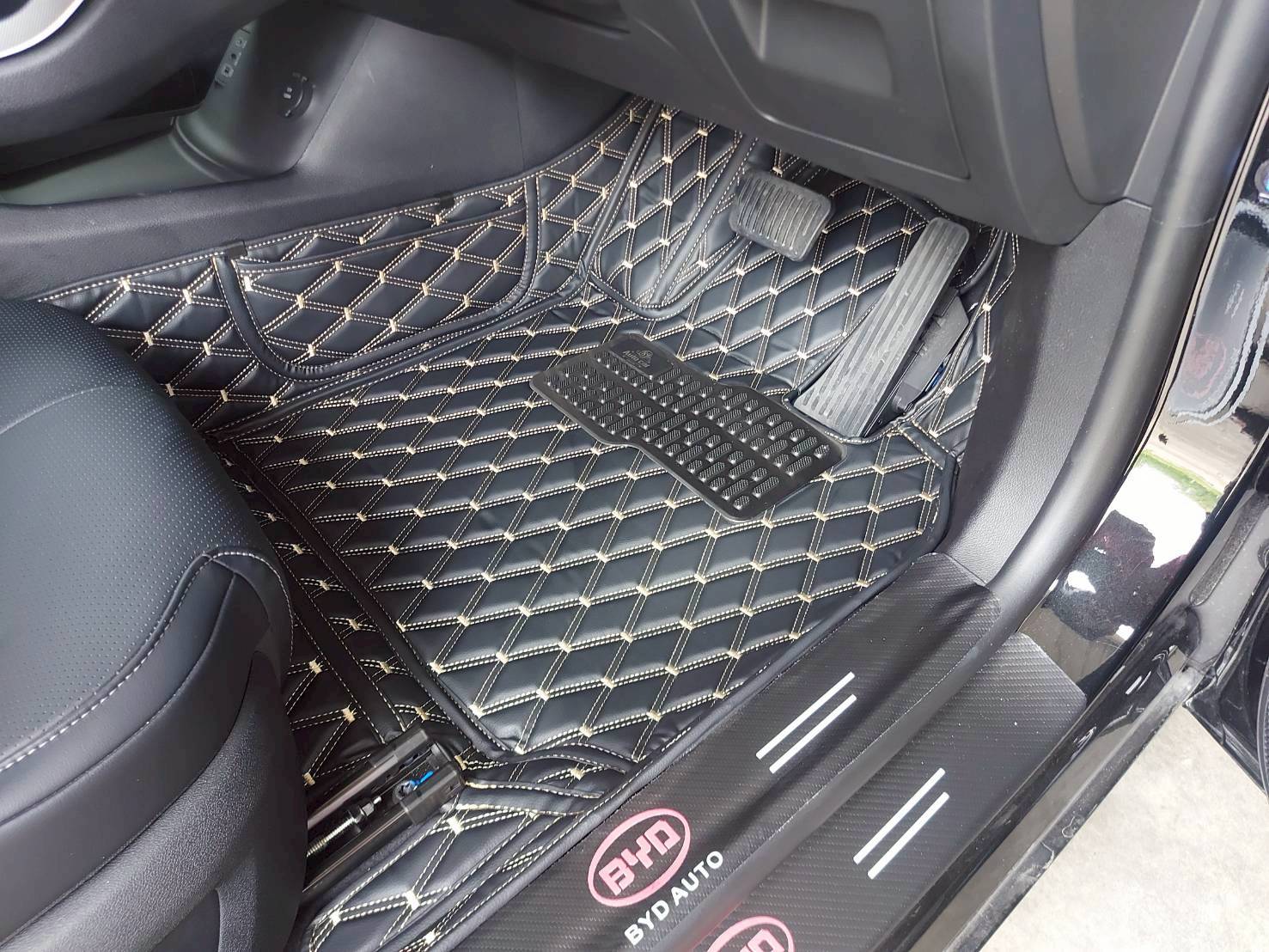 พรมรถ BYD Seal 5 DM-i 2025 ปูพรมVVIP สีดำด้ายทอง เต็มคัน 6 ชิ้น