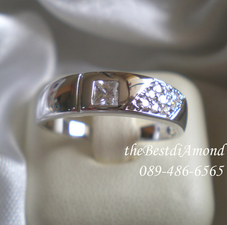 BR950RD++แหวนคู่ ++สองสไตน์ เก๋เท่ห์ เพชรสี่เหลี่ยมฝังแบบล็อค ด้านข้างวางรูปแบบเฉียงๆเป็นรูปสี่เหลี่ยมขนมเปียกปูนฝังแบบจิกไข่ปลา เก๋ดีค่ะ