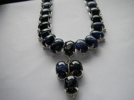 นิหร่าพม่า จากบ่อม๊กก๊ก เป็นบ่อพลอยเก่าของพม่า ที่มีพลอยเนื้อดีสีสวย รวม 32 เม็ด ต่อเม็ดหนักประมาณ 4-5 ct. น้ำหนักกว่า 144 ct. ราคาโทรถาม