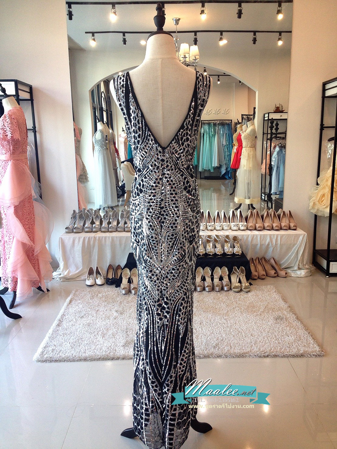 พร้อมเช่า ชุดราตรียาว ชุดออกงานกลางคืน งานพรอม แบบแขนกุด สีดำปักเลื่อมทั้งชุด หรูหรา Sexy แหวกหน้าขา โชว์หลัง