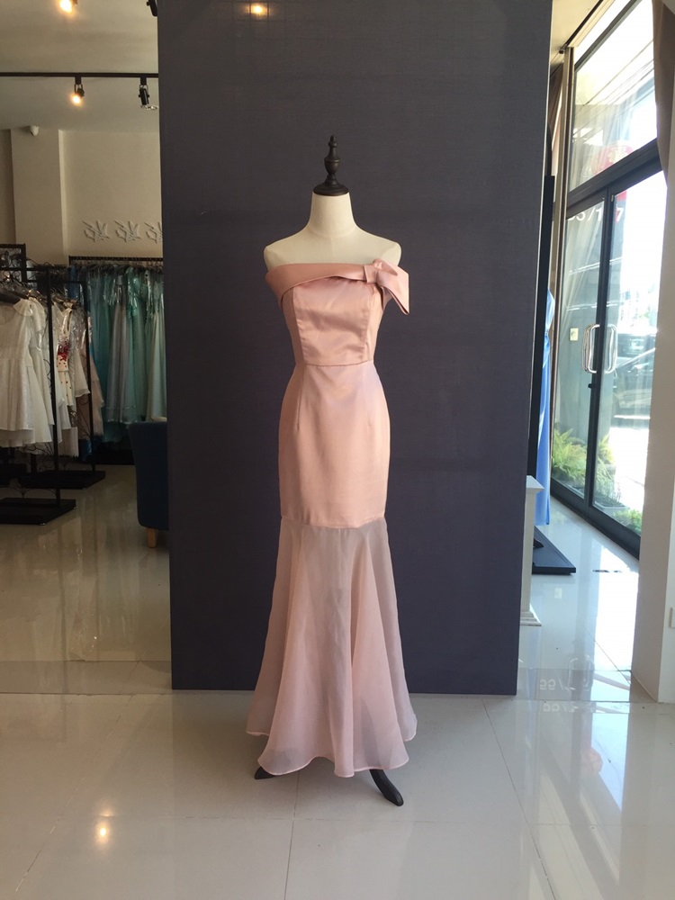 พร้อมเช่า ชุดราตรียาว สีโรสโกลด์ ปาดไหล่แต่งโบว์ ระบายผ้าแก้ว