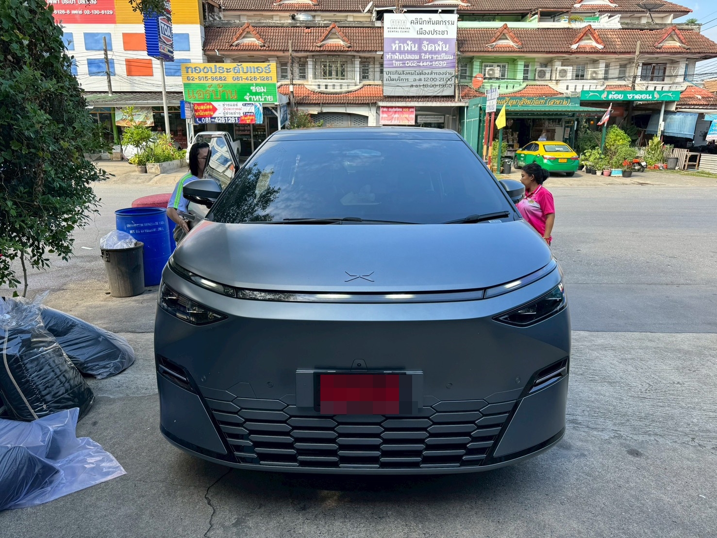 พรมปูพื้นรถตู้ Xpeng X9 ปูพรมVVIP สีม่วงด้ายทอง เต็มคัน