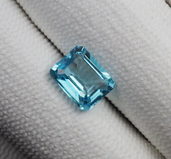 โทปาสสีฟ้า (Topaz) 2.83 กะรัต