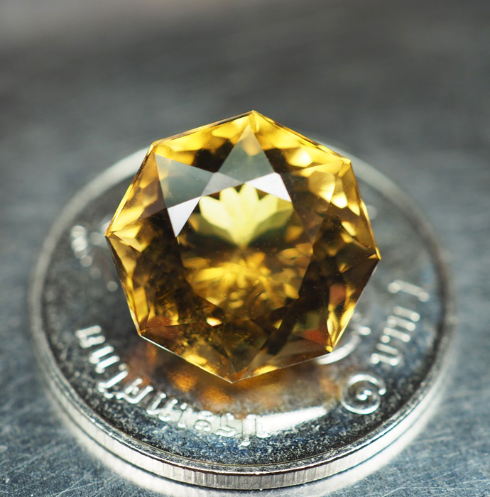 พลอยซิทรินสีเหลือง 6 กะรัตทรงแปดเหลี่ยม