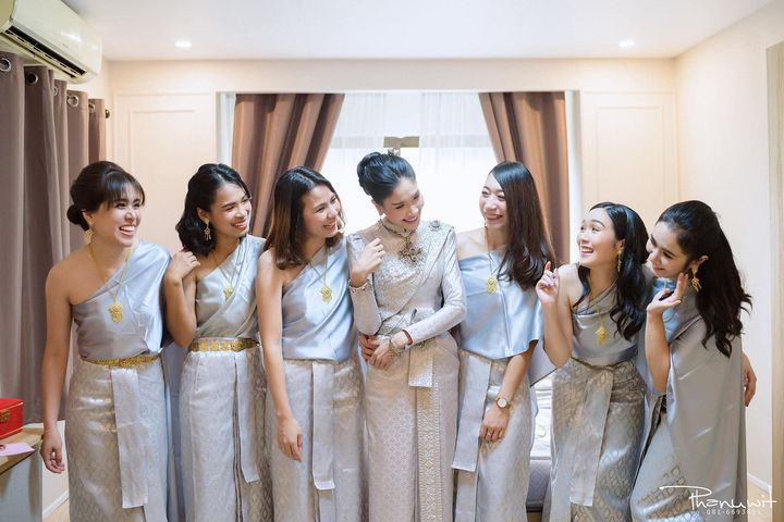 เช่า ชุดไทย ชุดเพื่อนเจ้าสาว ชุดไทยผ้าถุงสีเทาเงิน สไบเรียบ สีเทา