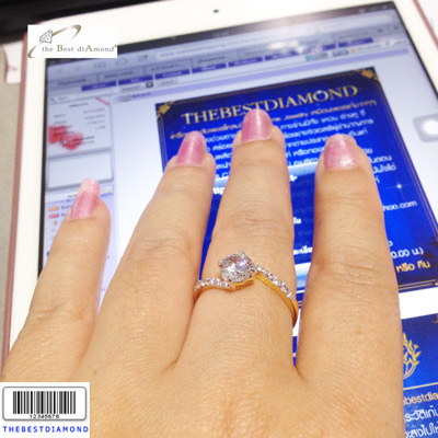 BR433+++แหวนชู 1 กะรัต ตรงกลางเพชรCZกลมยกสูง บ่าข้างเอี้ยวๆ สวยมากๆๆ ดูดี เพชรประกายแวววับ วิ๊งๆ เหมือนจริงสุดๆๆ