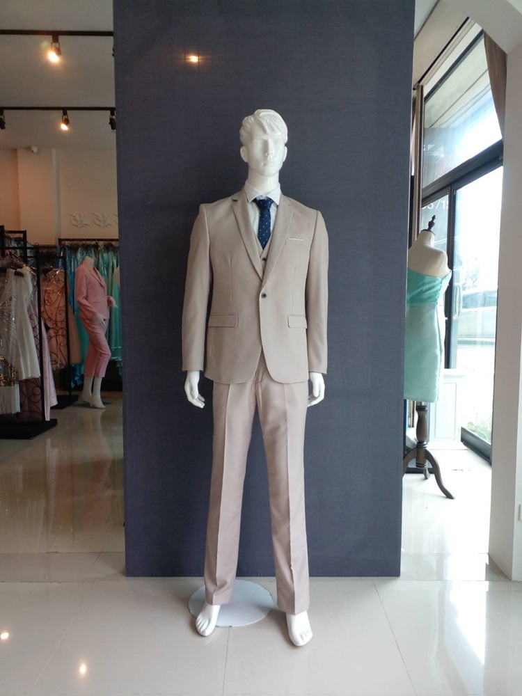 พร้อมเช่า ชุดสูทชาย สีเบจ คลาสสิก รุ่นกระดุมเดียว (พร้อมเสื้อกั๊ก)