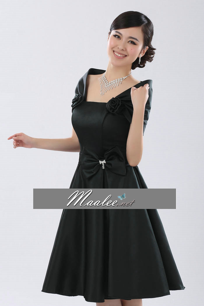 พร้อมเช่า ชุดราตรีสั้น สีดำ แบบเก๋ ปิดไหล่ แต่งดอกกุหลาบ กระโปรงทรง A จับจีบ แต่งโบว์ที่เอว