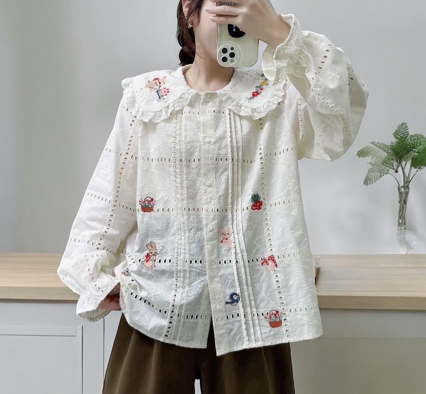 เสื้อคอบัวผ้าลูกไม้ลายปัก