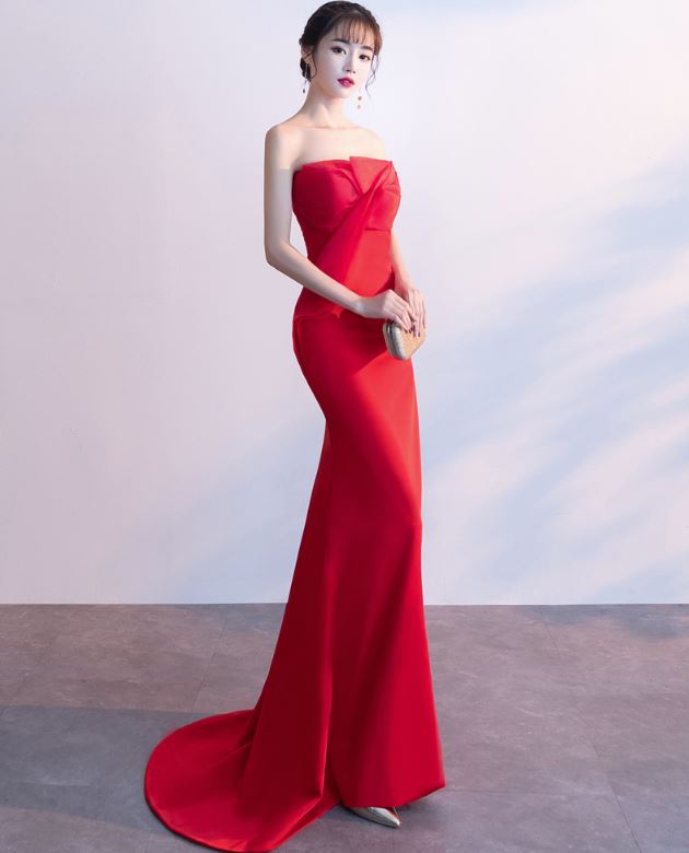 พร้อมเช่า ชุดเจ้าสาว/เพื่อนเจ้าสาว ราตรียาว แบบเกาะอก ทรงหางปลา สีแดง เรียบหรู แต่งผ้าแก้วช่วงอก กระโปรงผ้าซาติน ชายยาว (เชือกผูกหลัง)