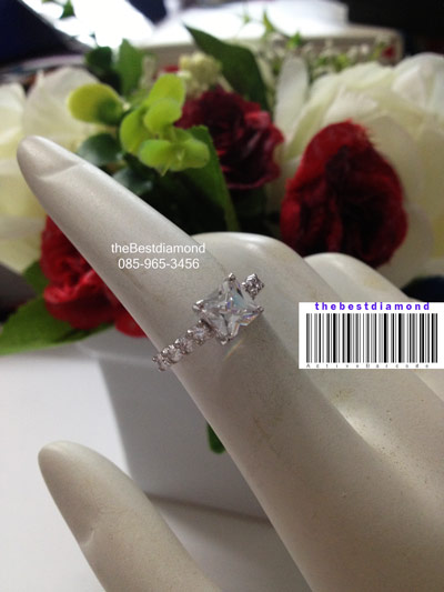 BR430RD++แหวนเพชรCZ รูปสี่เหลี่ยม มีบ่าข้างแบบทันสมัย ดูดี intrend มากๆๆ แบบออกมาจากร้านจิวเวลลี่เลย เพชรสวยวิ๊งๆ ใส่ติดนิ้วได้เลยค่ะ สวยสุดๆ
