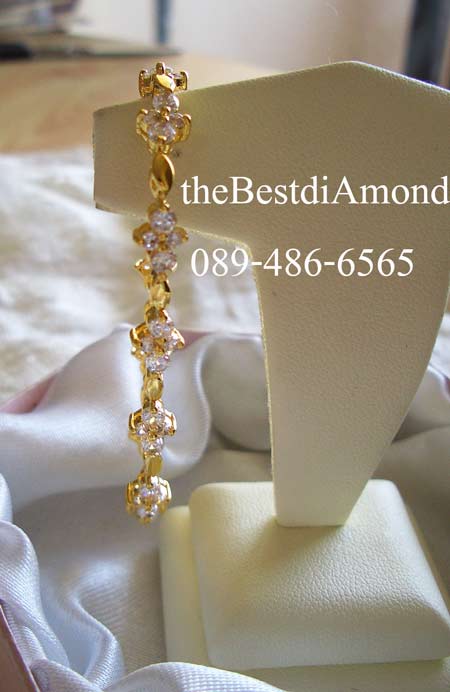 BC008===สร้อยข้อมือเพชรรูปดอกจิกรอบวง=== ดีไซน์น่ารักๆ เป็นรูปดอกไม้ คั่นด้วยทองที่ออกแบบเป็นปล้องๆ ดูลงตัว งานเหมือนจริงสุดๆ หรูหราพอสมควร