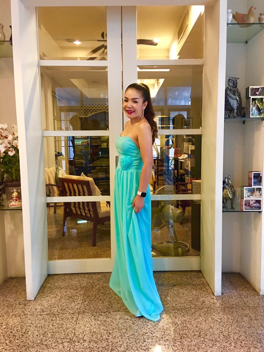 พร้อมส่ง ชุดราตรียาว แบบเกาะอก ผ้าชีฟอง ช่วงอกอัดพลีท แต่งดอกที่เอว สีฟ้าอ่อน