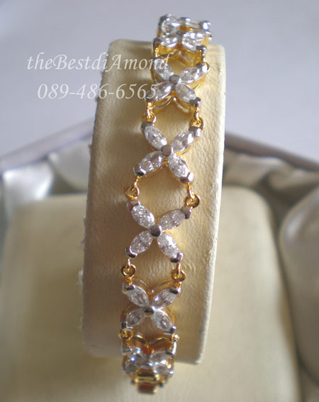 สินค้าหมด CL007+++สร้อยข้อมือเพชรรอบกากบาทแสนสวย+++สวยมากๆๆๆ มีดีไซน์มากๆๆ ใช้เพชรมาคี วางแบบกากบาท ต่อไปเรื่อย สวยสุดๆๆ หรูหรามาก เพชรวิ๊งๆเลยค่ะ