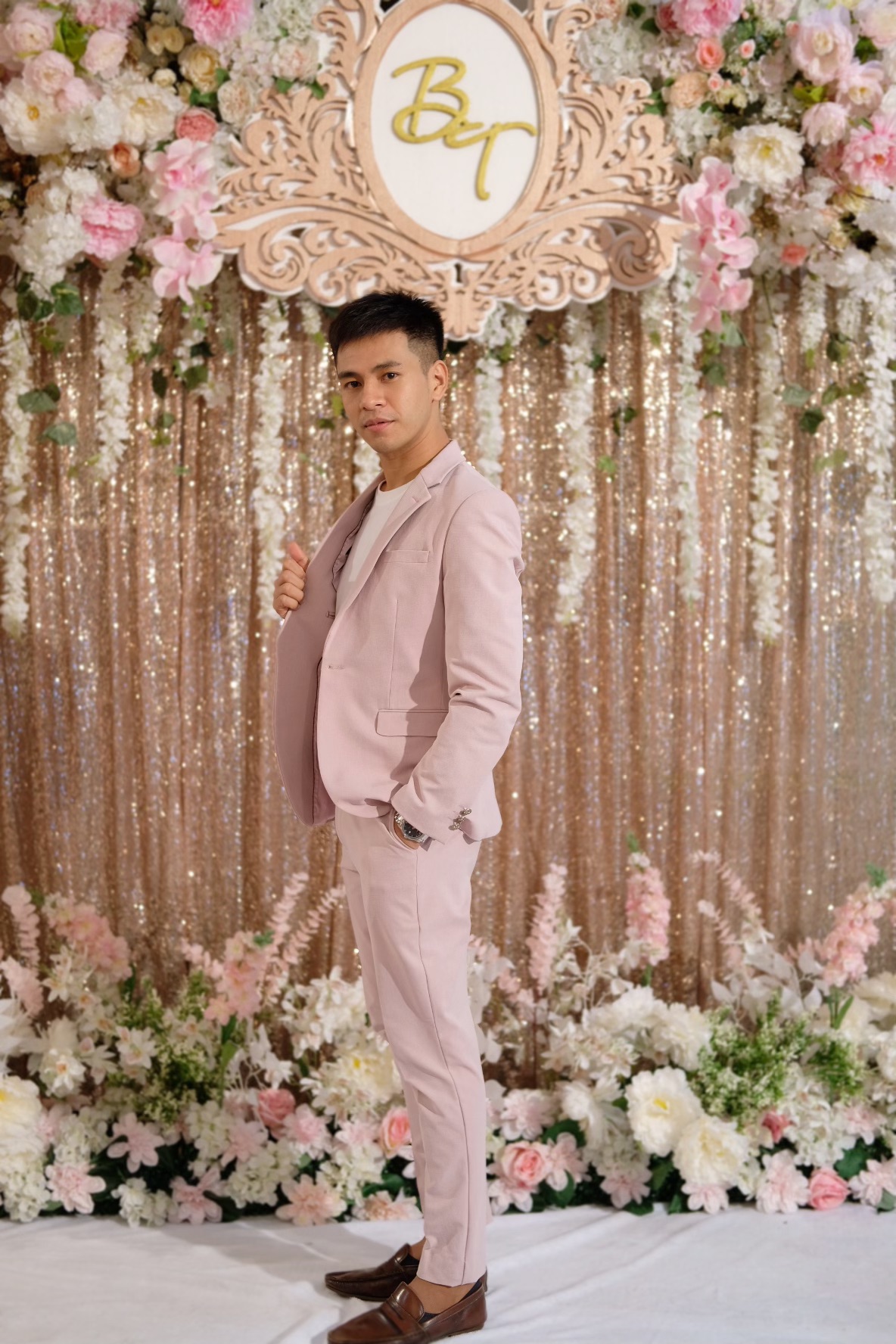 พร้อมเช่า ชุดสูทชาย สีชมพูพาสเทล Pastel Pink ทรงเข้ารูป สไตล์เกาหลี (ไม่มีเสื้อกั๊ก)