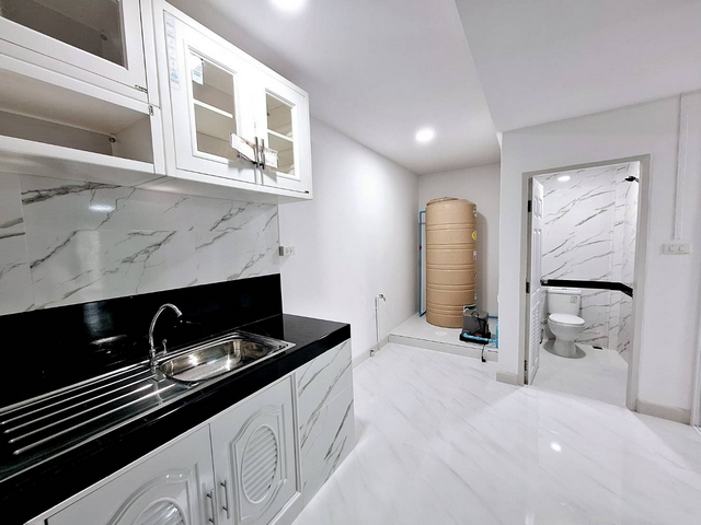 ขายทาวน์เฮ้าส์หมู่บ้านกรุงทอง สายไหม33 แบบ 3 ห้องนอน 2 ห้องน้ำ รีโรเวทใหม่ พร้อมเข้าอยู่ ฟรีโอน