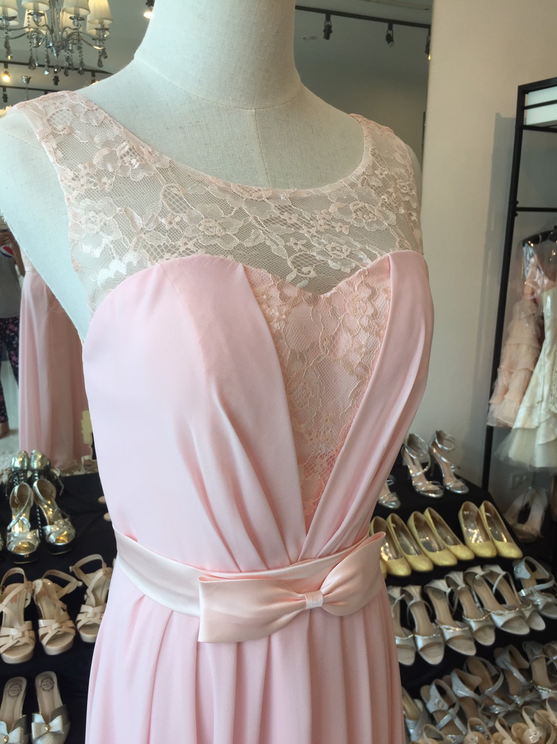 พร้อมส่ง ชุดราตรียาว แบบแขนกุด ผ้าชีฟอง แต่งผ้าลูกไม้ & โบว์ช่วงเอว สวยหวาน สีชมพู (เชือกผูกหลัง)