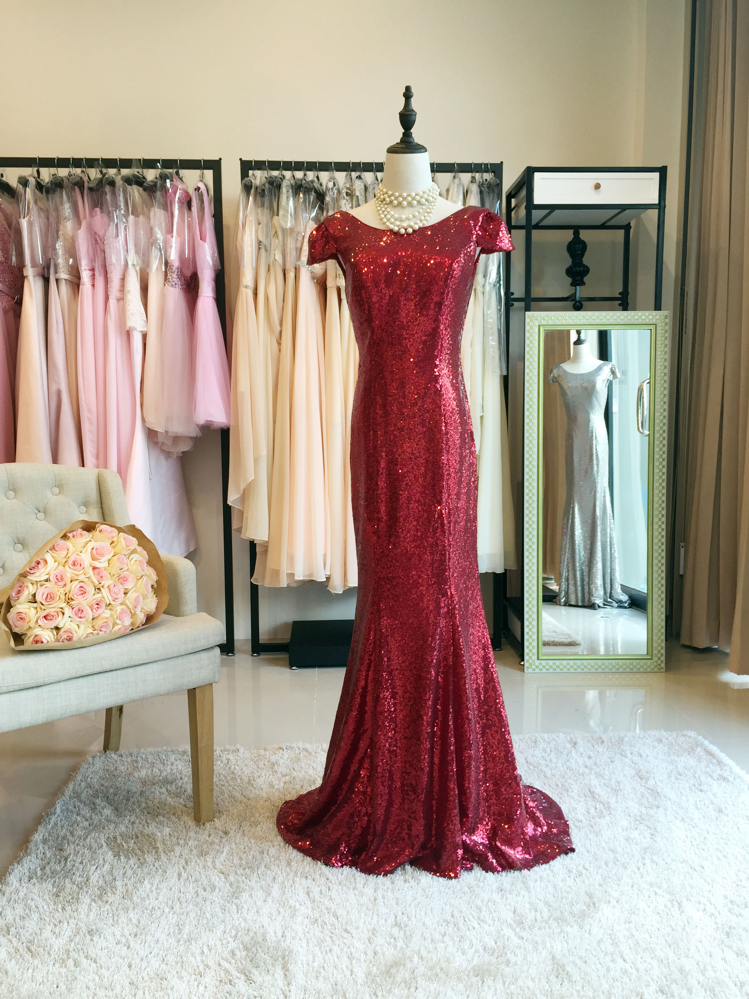 พร้อมเช่า ชุดราตรียาว แบบแขนสั้น ผ้าหลัง สีแดง เนื้อผ้าแต่งเลื่อมทั้งตัว ทรงหางปลา