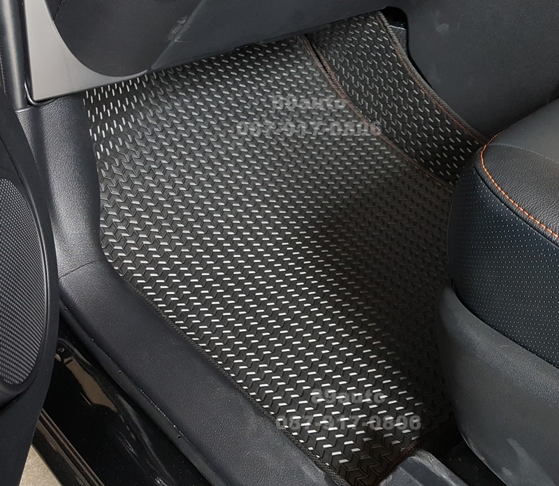 ผ้ายางปูพื้นรถยนต์ Toyota Sienta ธนูสีดำขอบดำด้ายส้ม