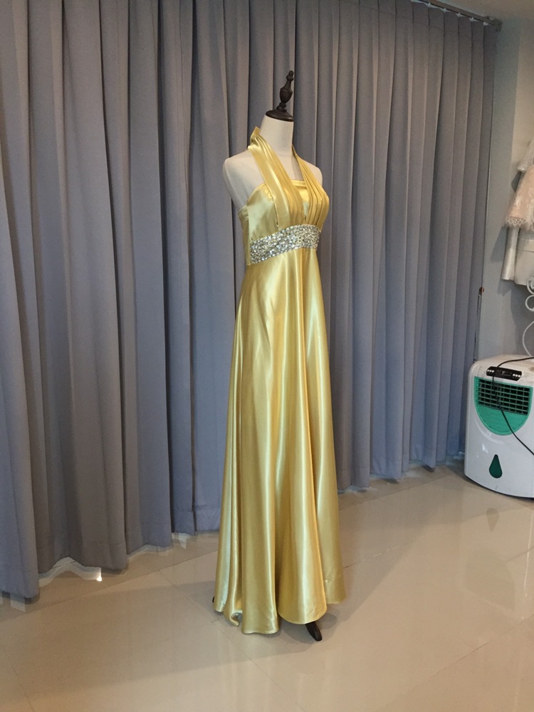 พร้อมเช่า ชุดราตรียาว เกาะอก แบบเก๋คล้องคอ สีทอง กระโปรงทรงเอ ประดับเลื่อมช่วงเอว