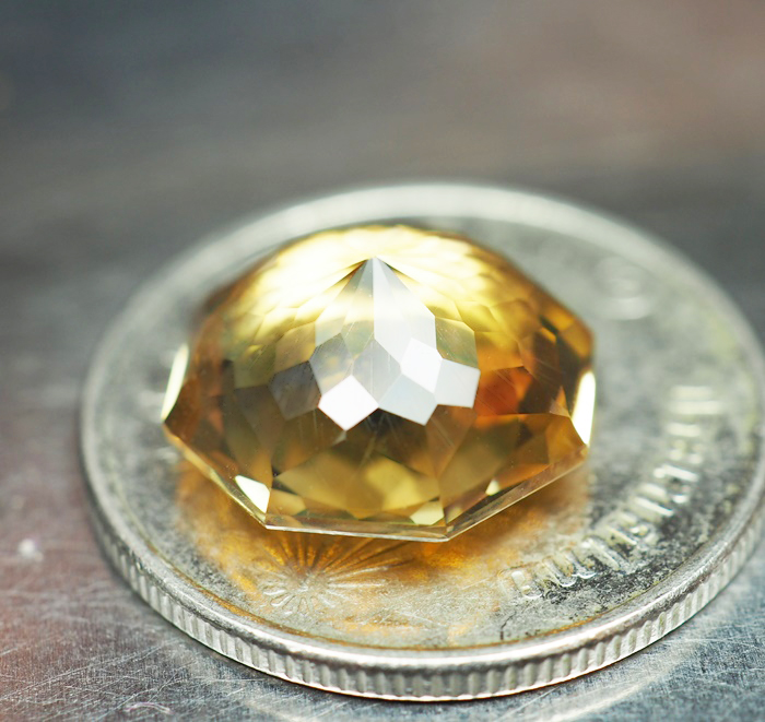 พลอยซิทรินสีเหลือง 4.96 กะรัตทรงแปดเหลี่ยม