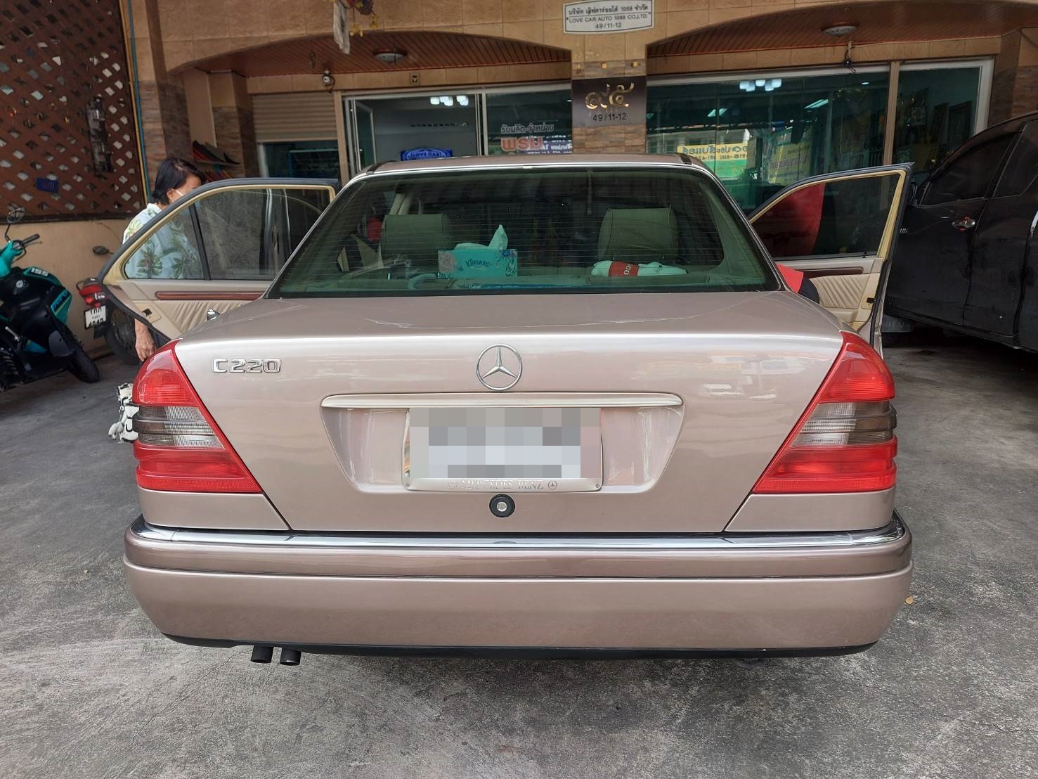 ขายพรมในรถ Benz C220 W202 ปูพรม7D สีครีม + พรมไวนิลดักฝุ่นสีครีม เข้ารูป