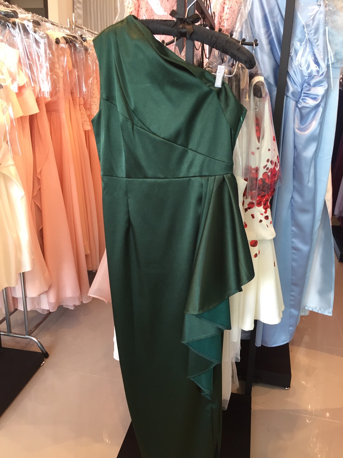 พร้อมเช่า ชุดเดรส เดรสไหล่เดียว ผ้าดัชเชส แพทเทิร์นเนียบ แต่งระบายสะโพก สีเขียว