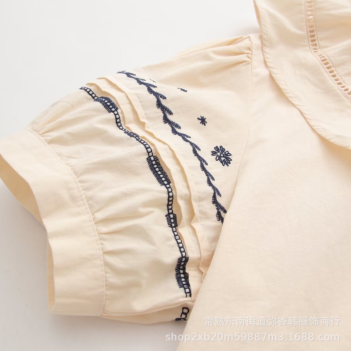 เสื้อผ้าฝ้ายลายปักแต่งคอระบาย